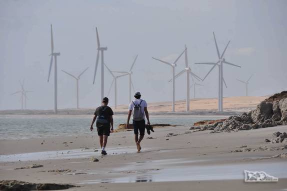 No caminho entre Fortim e Canoa Quebrada, dezenas de moinhos de vento de um grande parque eólico, no litoral do Ceará